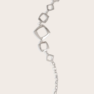 Detail der silbernen geometrischen Metall-Taillenkette mit hohlen Gliedern und Spiegelglanz