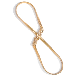Détail de la ceinture dorée élastique à ressort avec boucle à nœud torsadé sur fond blanc