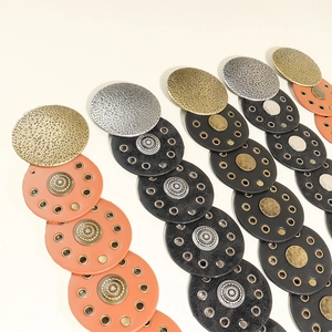 Detalle de cinturón de cuero vintage multicapa con hebillas metálicas de estrellas