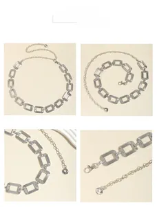 Dettaglio della cintura a catena d'argento con maglie rettangolari e chiusura regolabile