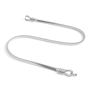Détail de la ceinture élastique argentée avec boucle décorative en forme de nœud