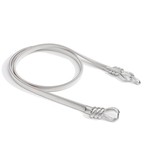Vue détaillée ceinture élastique argentée en métal avec boucle nœud et chaîne serpent