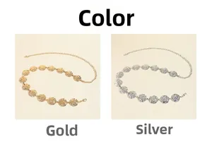 Detail der minimalistischen Taillenkette in Gold und Silber mit gehämmerter Metallstruktur