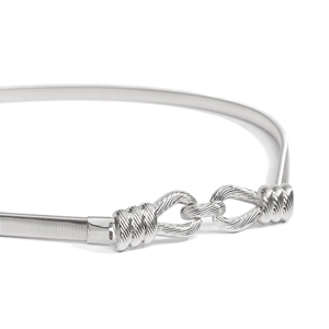 Détail de la ceinture élastique en métal argenté avec boucle croisée en corde torsadée