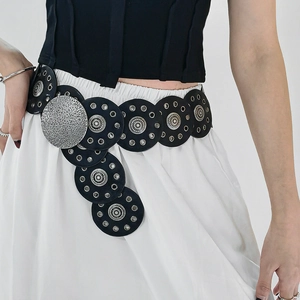Cinturón retro de cuero negro con discos y remaches plateados para vestido