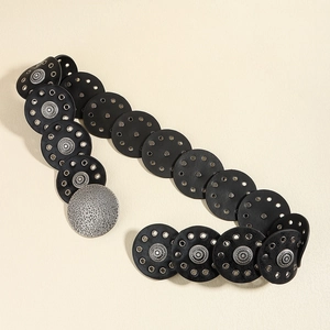 Cinturón boho vintage de cuero negro con tachuelas de estrella plateadas y hebilla martillada
