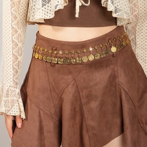 Detail van de gouden metalen tailleketing met munt hangers in reliëf voor een boho-look