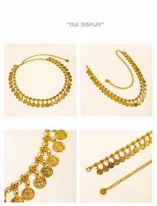 Detailweergave van gouden buikketting met munt hangers in reliëf en karabijn sluiting