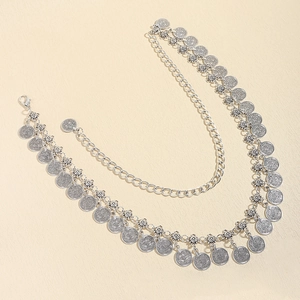 Detail van zilveren boheemse tailleketting met dubbele laag en reliëf munt hangers