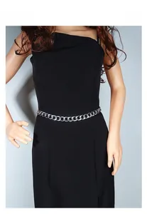 Accessoire de ceinture chaîne épaisse argentée sur robe noire pour tenue élégante