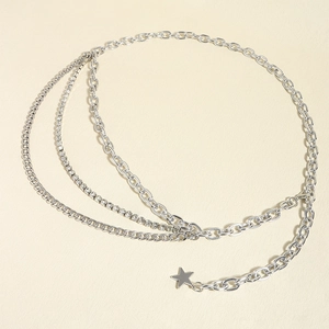 Detail einer mehrlagigen silbernen Taillenkette mit Strass und einem Metallstern-Anhänger