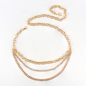Detail einer mehrlagigen goldenen Kette mit Strasssteinen und Sternanhänger