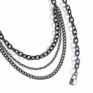 Detail einer mehrlagigen Hüftkette in Gunmetal mit Industriegliedern und Schlossanhänger