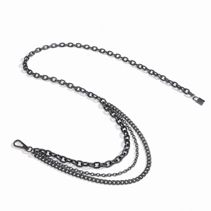Details einer dreilagigen Gürtelkette in Gunmetal mit Karabinerverschluss und Clips