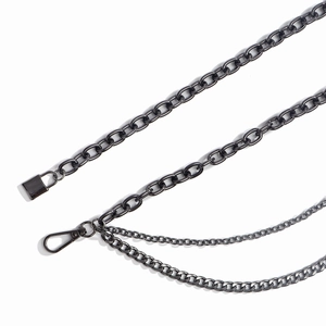 Detail einer dreilagigen Taillenkette aus Gunmetal mit verschiedenen Gliedern und Verschluss
