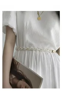 Elegante catena in vita con perle su abito bianco per accessori moda femminile