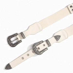 Detail van de gebroken witte brede riem met bloemen gesp van zilver en lederen textuur