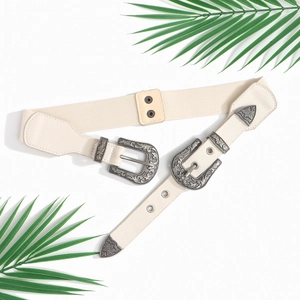 Detail van vintage beige brede elastische riem met bloemen metalen gespen op witte basis