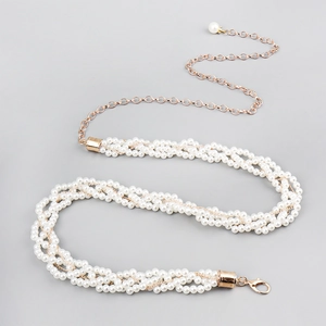 Elegante catena in vita a più strati con perle, chiusura dorata e ciondolo per abiti