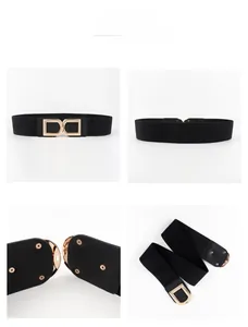 Détail de la ceinture élastique noire avec boucle décorative dorée en double D et renforts rivetés