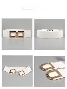 Détail d'une ceinture élastique blanche avec boucle en métal doré poli en forme de double D