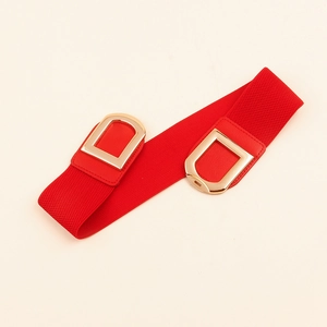 Détail de la ceinture élastique rouge avec une boucle décorative dorée en forme de D