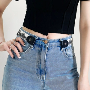 Detail eines verstellbaren elastischen Gürtels mit Spitzenmuster auf blauen Jeans