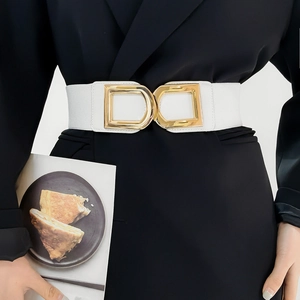 Ceinture élastique blanche chic avec boucle en métal doré double D sur une veste noire