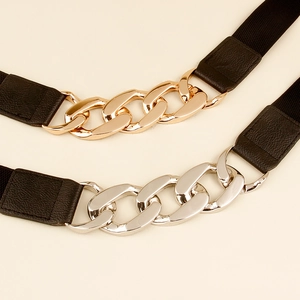Détail de ceintures élastiques noires avec boucles en chaîne métallique dorée et argentée