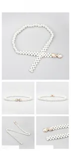 Détail de ceinture élastique en perles avec une boucle nœud dorée en strass