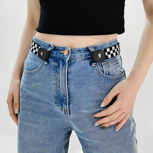 Detail eines karierten unsichtbaren Stretchgürtels mit Lederenden an Damenjeans