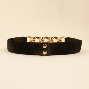 Détail de la ceinture élastique noire avec une boucle métallique à grosse chaîne dorée