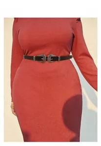 Détail de la ceinture en cuir noir bohème avec boucles ciselées en argent vieilli
