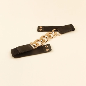 Détail de la ceinture élastique large avec quatre maillons de chaîne dorés entrelacés