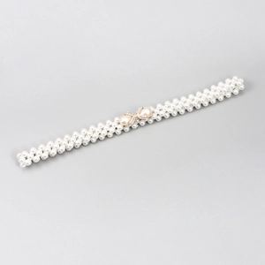 Détail de la chaîne de taille en perles avec boucle nœud en cristal et perle pendante