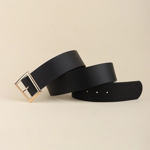 Ceinture large en similicuir noir avec une boucle rectangulaire dorée élégante et chic