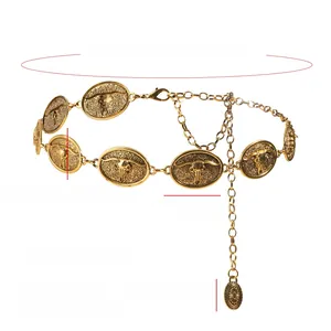 Détail d'une ceinture chaîne dorée avec plaques métalliques tête de taureau et mesures