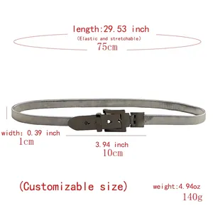 Cintura elastica da donna in metallo argentato con fibbia in lega scura su sfondo bianco