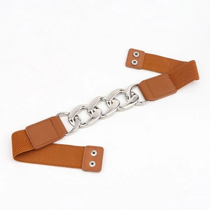 Détail de ceinture élastique marron avec chaîne argentée et boutons-pression en métal