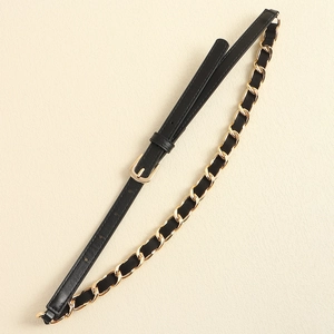 Détail d'une ceinture fine en cuir noir avec chaîne dorée et boucle à ardillon élégante
