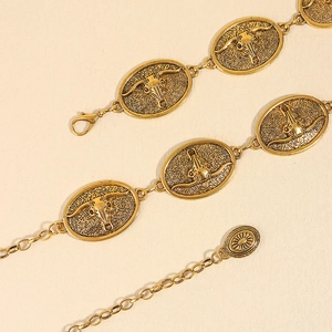 Détail de la chaîne de taille rétro en métal doré avec plaques ovales de crâne longhorn