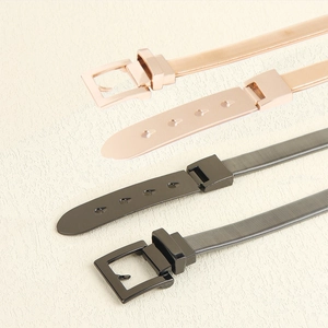 Cintura elastica minimalista a catena in metallo con fibbia quadrata in oro e canna di fucile