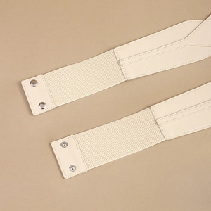 Elegante cinturón ancho elástico beige con textura de cuero y cierre de botón a presión