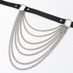 Cintura punk in pelle PU nera con catene a frange argentate multistrato e rivetti
