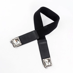 Détail de la ceinture élastique noire avec cristaux carrés et cadres métalliques