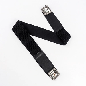 Détail de la ceinture élastique noire avec boucles métalliques carrées ornées de strass