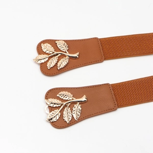 Cinturón elástico estrecho marrón para mujer con hebilla decorativa de hoja de metal dorado