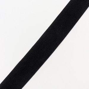 Détail macro de la texture tissée noire hautement élastique et du tissu extensible de la ceinture