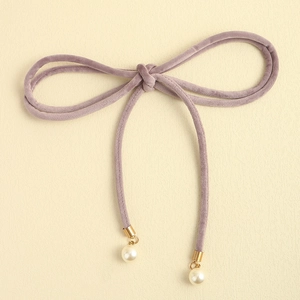 Elegante cinturón de terciopelo violeta con nudos metálicos dorados y perlas blancas