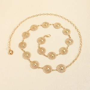 Detail van de gouden metalen tailketting met vintage holle bloemgespen en karabijnsluiting